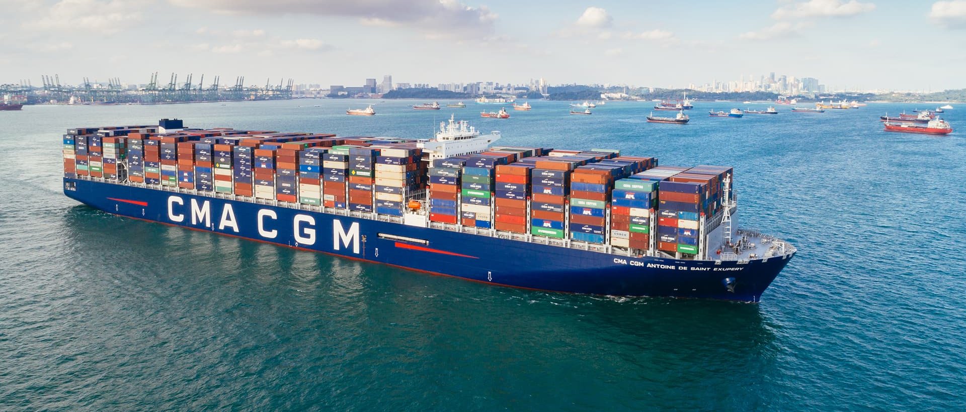 Porte-conteneurs CMA CGM en mer, livrée bleu marine et logo blanc